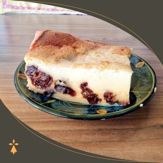 La Migoudène, c'est évidemment des crêpes et des galettes, mais aussi un large choix de pâtisseries maison ! 

Zoom sur le far breton, avec ou sans pruneaux, avec des ingrédients 100% bio, et 100% locaux (ou bretons pour le lait ^^)

N'hésitez pas à le commander pour vos évènements